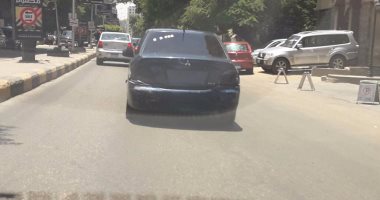 قارئ يرصد سيارة ملاكى بدون لوحات معدنية وبزجاج "فاميه" فى الدقى