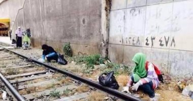 بالصور.. طلاب ماليزيون ينظفون محطة الترام بالإسكندرية