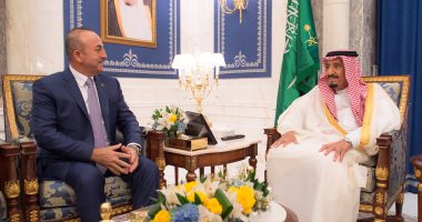 بالصور.. الملك سلمان يبحث مع وزير الخارجية التركى الأزمة الخليجية 