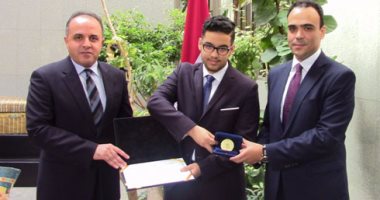بالصور.. السفارة المصرية بأبوظبى تكرم الطلاب المصريين أوائل الثانوية الإماراتية