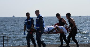 بالصور.. نقل بحار أصيب فى حادث تصادم مدمرة أمريكية بسفينة للمستشفى 