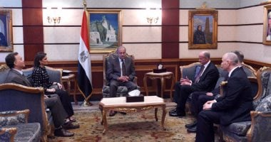 رئيس الوزراء يلتقى مسئولى شركة جنرال إليكتريك 