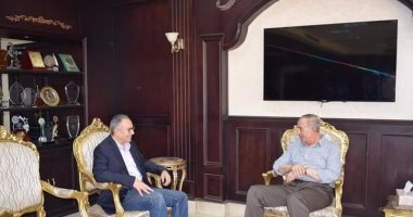 محافظ البحر الأحمر يلتقى نائب وزير الأسكان لمناقشة ملف تطوير العشوائيات 
