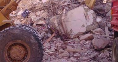 بالصور .. محافظ الاسكندرية : الإنتهاء من إزالة عقار الأزاريطة المائل