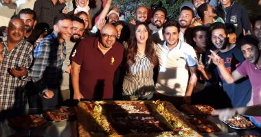 شاهد.. كيف احتفلت ياسمين عبدالعزيز بنجاح "هربانة منها " فى آخر يوم تصوير 