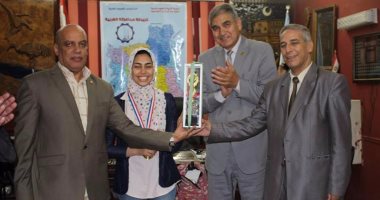  تعليم الغربية تكرم طالبة فازت بالميدالية الذهبية فى مجال الطب الحيوي 