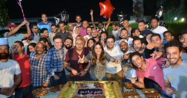 ياسمين عبد العزيز تحتفل  بآخر يوم تصوير لـ "هربانة منها"