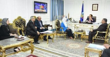 محافظ البحيرة تبحث مع وفد هيئة الاستثمار إمكانية إنشاء منطقة حرة وأخرى استثمارية