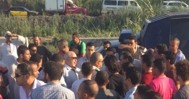 بالصور.. أهالى "الشعيرة" بالبحيرة يقطعون الطريق الدولى بسبب انقطاع المياه
