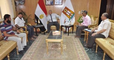 محافظ الوادى الجديد يبحث آليات تطوير مصنع تدوير المخلفات بالخارجة