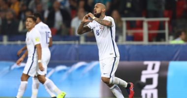 بالفيديو.. تشيلى تقتنص فوزا مثيرا من الكاميرون بثنائية فى كأس القارات