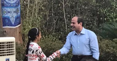 الطفلة يمنى إحدى المدعوات لعزومة الرئيس: سألنى عن حال المدرسة