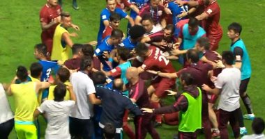 بالفيديو.. نجم تشيلسى السابق يتسبب فى معركة بالدورى الصينى