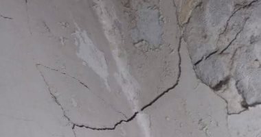 بالصور.. تشققات فى عقار سكنى بالضاهر بسبب بناء عمارة مخالفة والأهالى يستغيثون