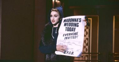 شاهد مادونا تقدم حلقة من برنامج "Saturday Night Live" عام 1985