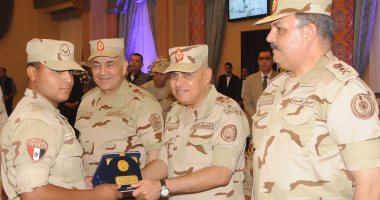 القائد العام للقوات المسلحة: الدفاع عن الوطن وتأمين حدوده وكرامة شعبه مهمة مقدسة.. الفريق أول صدقى صبحى يوجه رسالة للمقاتلين فى مواقعهم: عليكم بذل الجهد والعرق بالتدريب واليقظة التامة والحفاظ على معداتكم
