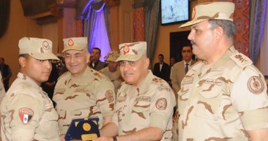 وزير الدفاع يلتقى مقاتلى الدفاع الجوى وأعضاء هيئة تدريس الكليات العسكرية