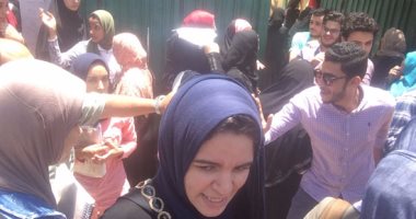 بالصور.. فرحة طلاب الثانوية بالدقهلية لسهولة "الكيمياء" و"علم النفس"