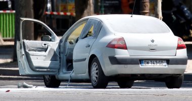 بالفيديو: مسلح يقود سيارة يصدم دورية للشرطة الفرنسية فى الشانزليزية