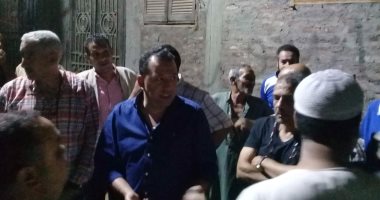 بالصور.. محافظ الأقصر يتفقد أعمال تركيب بلاط الـ"إنترلوك" للحواري فجراً 