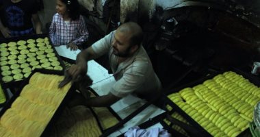 "يا كحك العيد.. يا بسكويت".. فرحة المصريين باستقبال العيد حول الأفران الشعبية