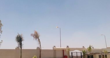بالصور..أعمدة إنارة مضاءة نهارا بمدينة العبور
