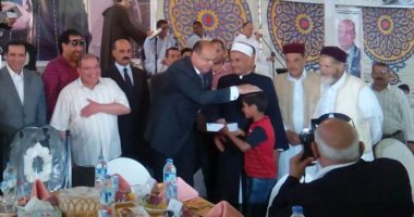 بالفيديو.. محافظ مطروح يهدى الأطفال الأيتام 18 جهاز  تابلت بالخيمة الرمضانية