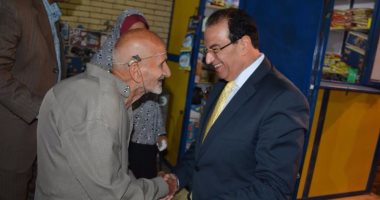 محافظ الدقهلية يزور "عم زكريا" في الكشك الخاص به للإطمئنان عليه 
