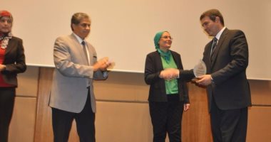 بالصور .. وزير البيئة يكرم نائب رئيس جامعة المنيا لشئون البيئة 