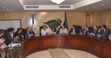 محافظ الفيوم يلتقى وفدًا من حزب المصريين الأحرار