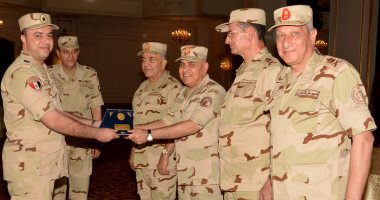 وزير الدفاع يشارك رجال الهيئة الهندسية وأسر الشهداء تناول الإفطار