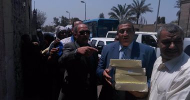 بالصور.. محافظة القاهرة توزع الكعك وملابس العيد بالمجان بـ"عابدين ومنشأة ناصر"