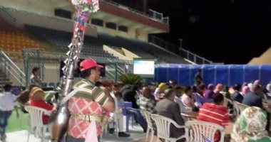 بالصور.. بائعو الزلابية والعرقسوس والفول بأرض استاد السويس بتعليمات المحافظ