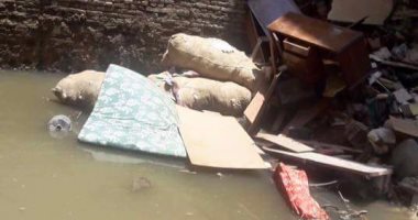 الحياة تحت سقف الموت.. مقاول يهدم بيت الجيران لإجبارهم على بيعه