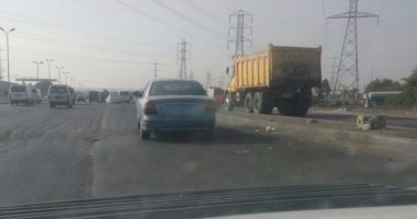 قارئ يرصد سيارة بدون لوحات معدنية بطريق الأوتوستراد