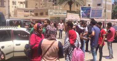 بالصور.. فرح بين طلاب علمى رياضة بالثانوية العامة لسهولة الديناميكا بالدقهلية