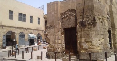 بالصور .. حكاية باب الذهب فى شارع المعز .. بقايا تراث تحولت لحطام مهملة