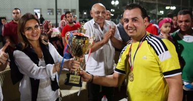 بالصور.. سحر نصر تسلم كأس الدورة الرمضانية لوزارة الاستثمار للفريق الفائز