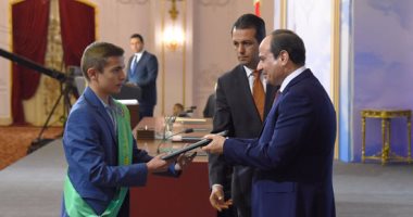 بالصور.. الرئيس السيسي يكرم الفائزين بالمسابقة العالمية لحفظ وتفسير القرآن الكريم