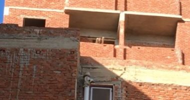 بالصور.. عقار مخالف يهدد حياة المواطنين بشارع الأنبا كيرلس بأبو قير
