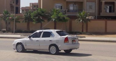 بالصور.. قارئ يبلغ عن سيارة أجرة بزجاج "فاميه"