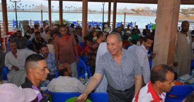 بالصور .. محافظ البحر الأحمر يشارك عمال النظافة بالغردقة إفطارهم الجماعى
