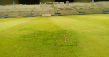 بالصور.. غزل المحلة يعالج أرضية الاستاد بعد فضيحة الدهانات الخضراء
