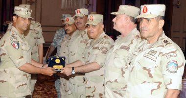 وزير الدفاع يشارك ضباط المشاة والمدفعية والإشارة تناول الإفطار