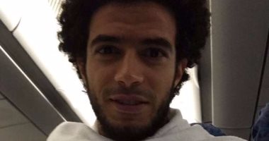 شاهد.. "كلب" يلفت الأنظار على حقيبة عمر جابر فى روسيا