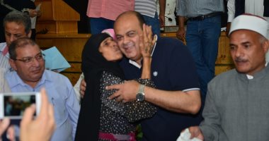 بالصور.. محافظ مطروح يوزع مساعدات لـ250 أسرة من غير القادرين