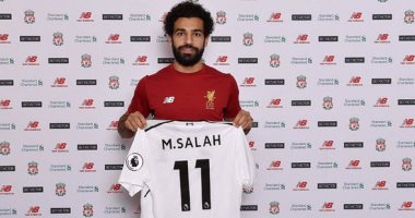 بالصور.. محمد صلاح يوقع عقود انتقاله إلى ليفربول