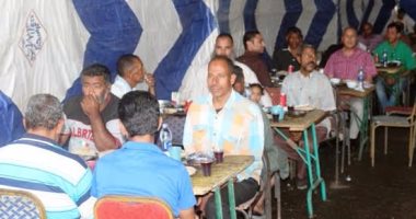 بالصور ..محافظ السويس يفطر علي مائدة الرحمن مع أهالي قرية عامر
