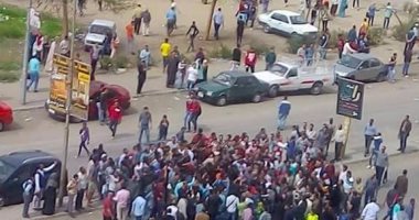 بالصور..تجمهر طلاب الثانوية بمدرسة الخلفاء الراشدين بالإسماعيلية 