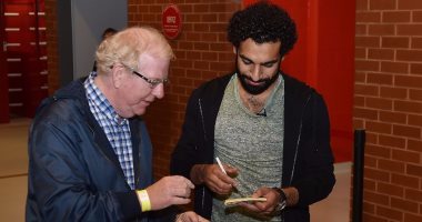 بالصور.. جماهير ليفربول تستقبل محمد صلاح فى "الآنفيلد"